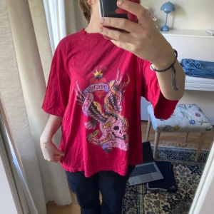 Ed hardy tröja - Röd Ef hardy tröja. Finns tecken på användning eftersom trycket har försvunnit men annars finns inga defekter💕