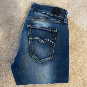 Replay Jeans - Säljer dessa riktigt snygga marinblå Replay Jeans i mycket bra skick! 👖Storleken är W28 L30! Hör av er ifall ni har några frågor! 🙌⚜️