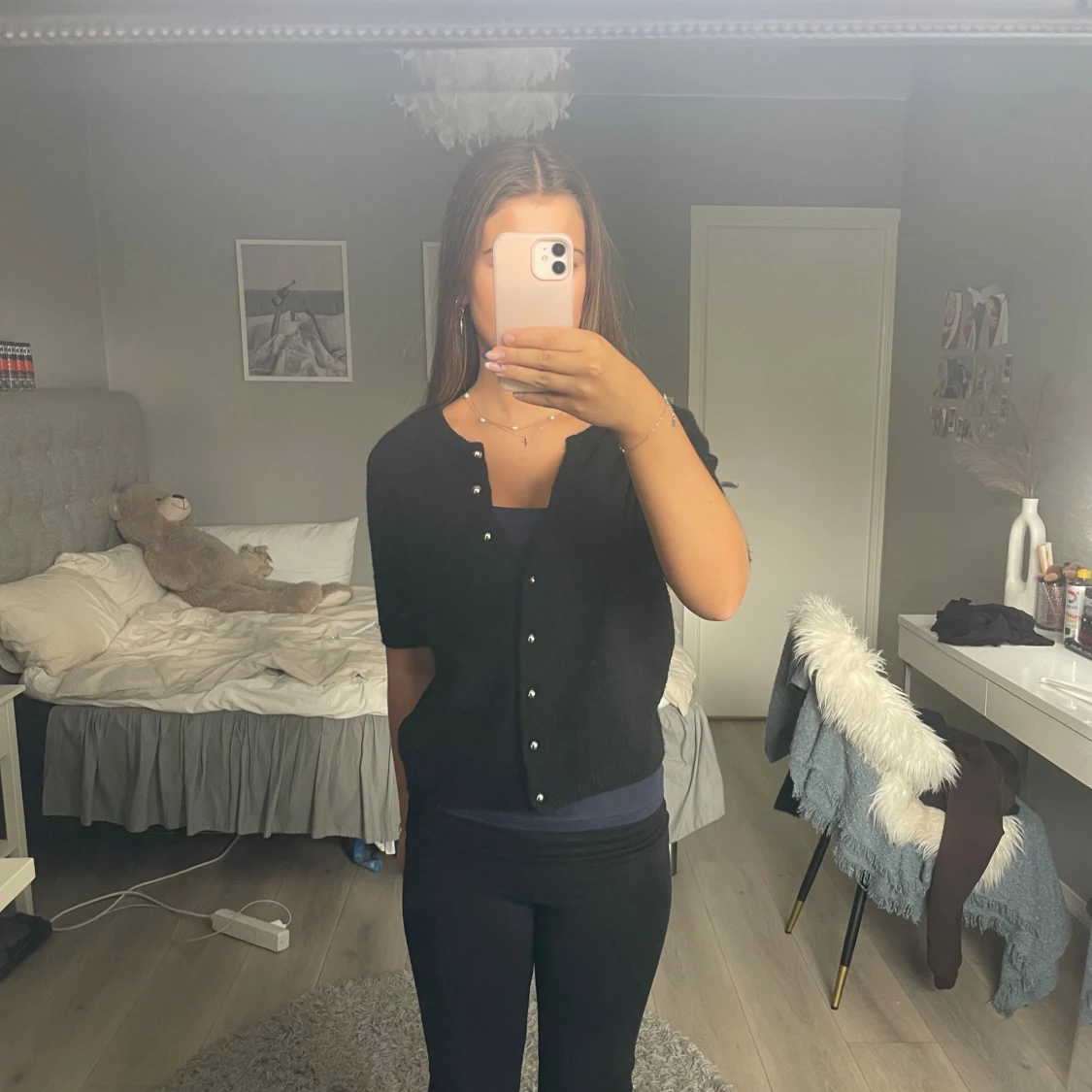 Svart stickad kofta med pärlknappar - 1