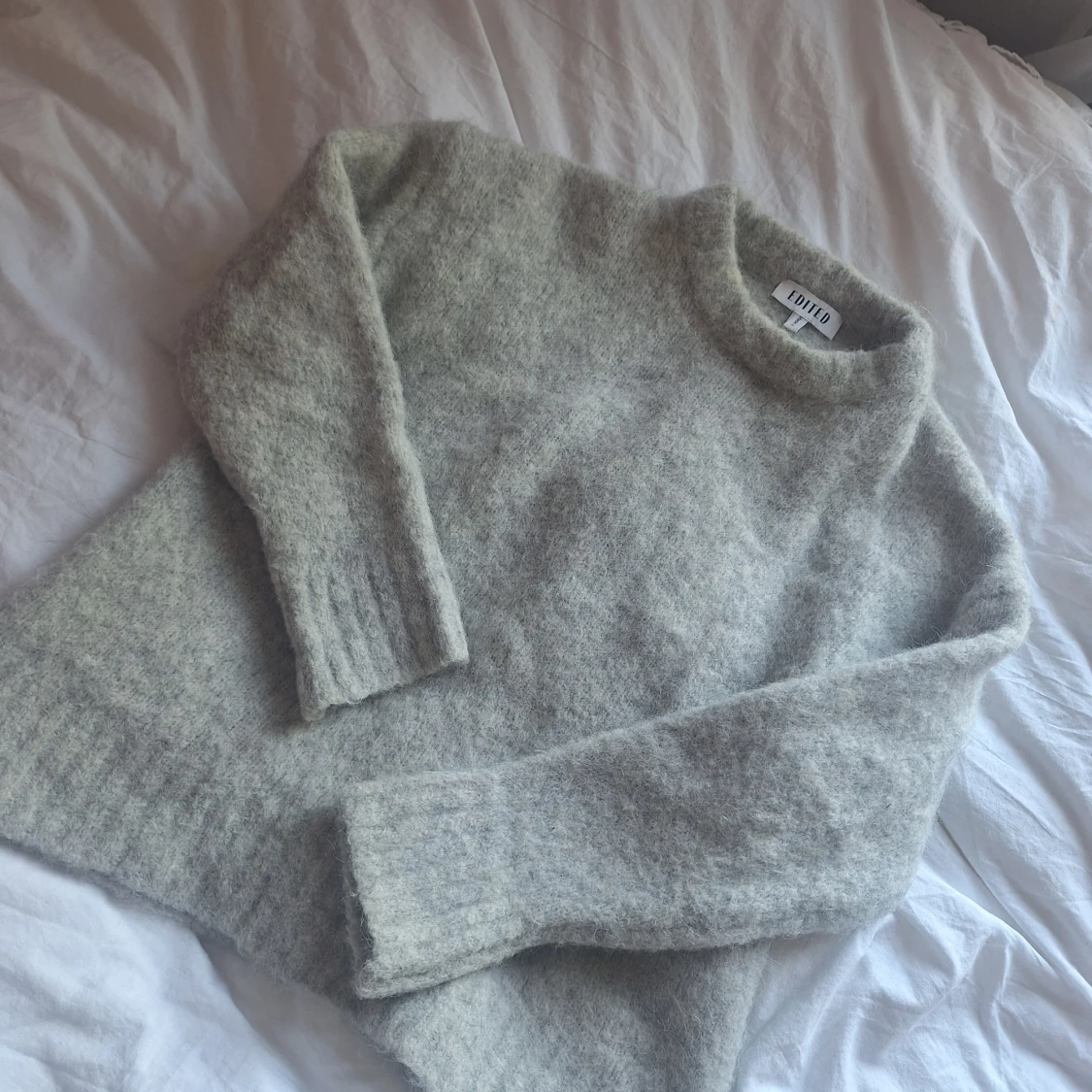 Ljusgrå stickad tröja från Edited