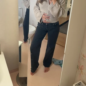 Svarta lågmidjade NA-KD jeans  - Säljer ett par svarta lågmidjade jeans från NA-KD. Färgen :svart