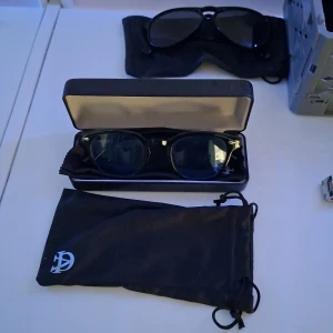 Svarta solglasögon All Cap One - Solglasögon från all cap one i rätt bra skick allt ingår i köpte dustbag putsduk fodral 