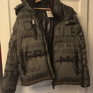 Moncler jacka - Säljer en fet moncler jacka i storlek 3 då den inte passar mig längre och säljs därför relativt billigt. inköpt på NK i Stockholm November 2022 för 23 tusen