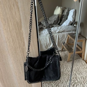 Liknande Stella McCartney  - Säljer en svart väska med kedja! 