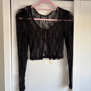 Kofta - Svart spets kofta, står ingen kofta men skulle uppskattas till en XS/S