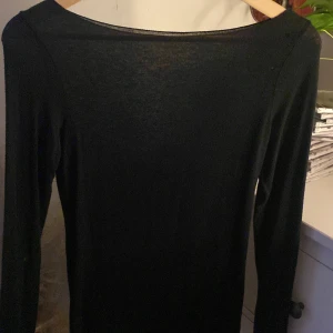 Svart långärmad stickad tröja - Tröja ifrån intimissimi. Köpt på plick. Deffekt på ena armen men inget man märker på, även har märket försvunnit i tvätten (från förra ägaren) och är nopprig❤️ Storlek kan variera på hur man vill att den ska sitta 
