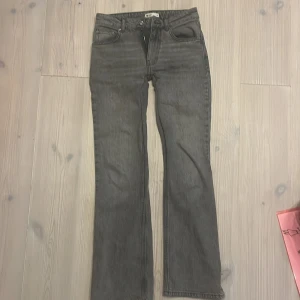 perfect jeans 36 - low rise bootcut jeans från gina🫶                     Notera fläcken på bild 4💞 kontakta för fler bilder eller mått💗💗