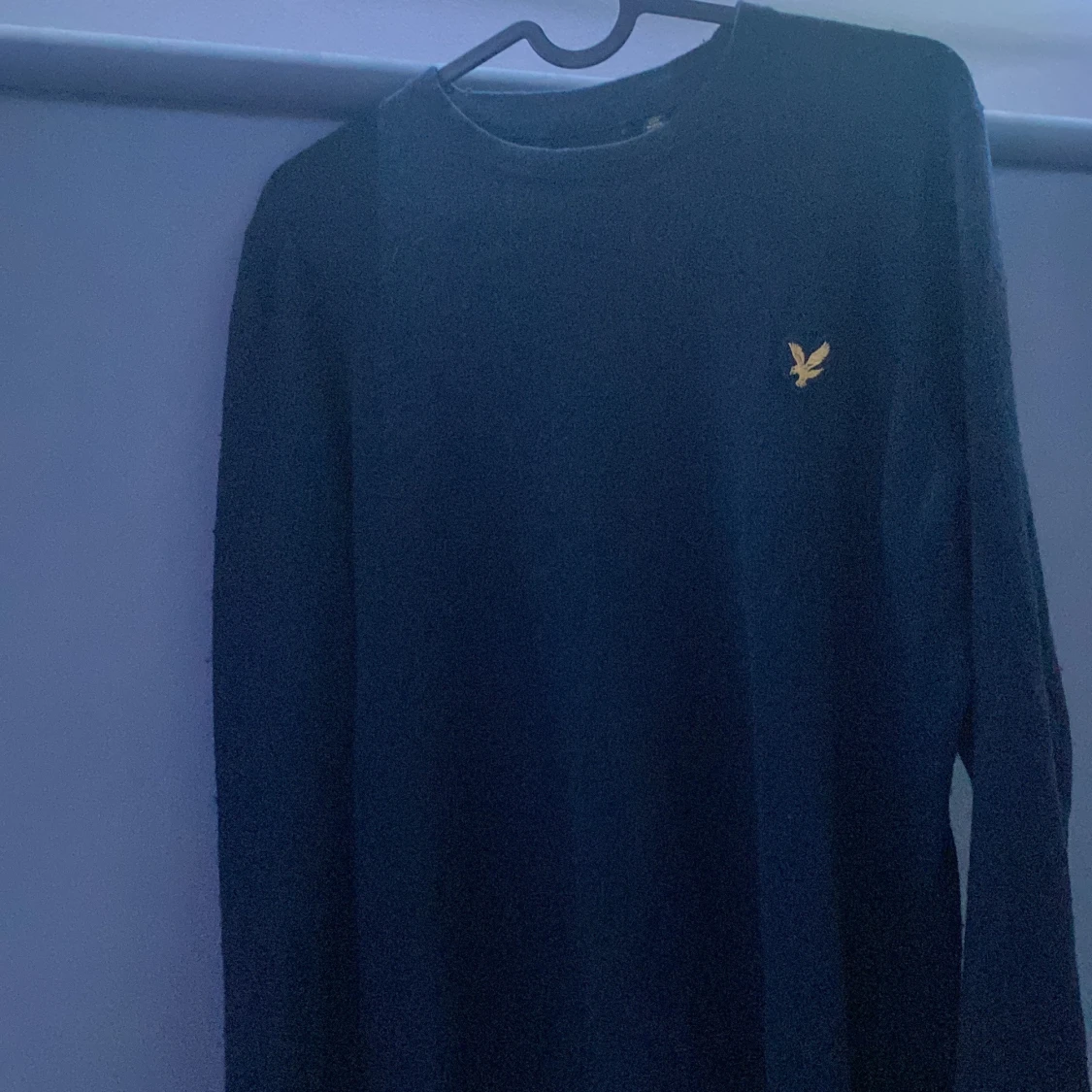 Mörkblå stickad tröja från Lyle & Scott