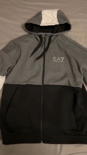 EA7 (Empirio Armani) kofta - Säljer min EA7 kofta. Den är väldigt cool och bekväm samt endast använd fåtal gånger. 