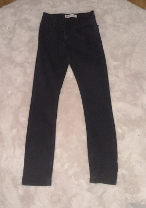Levis svarta jeans nya - Levis jeans de är svarta storleken är 160 cm splitter nya andvänd bara få gånger 