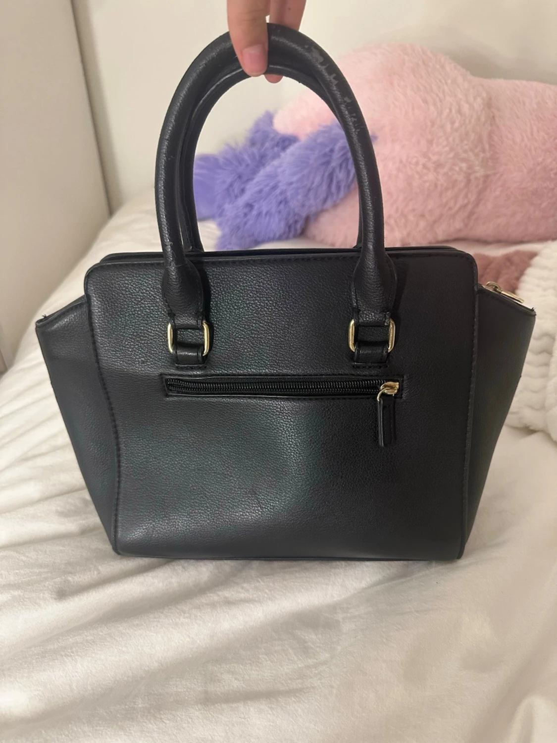 Svart handväska med gulddetaljer - 2