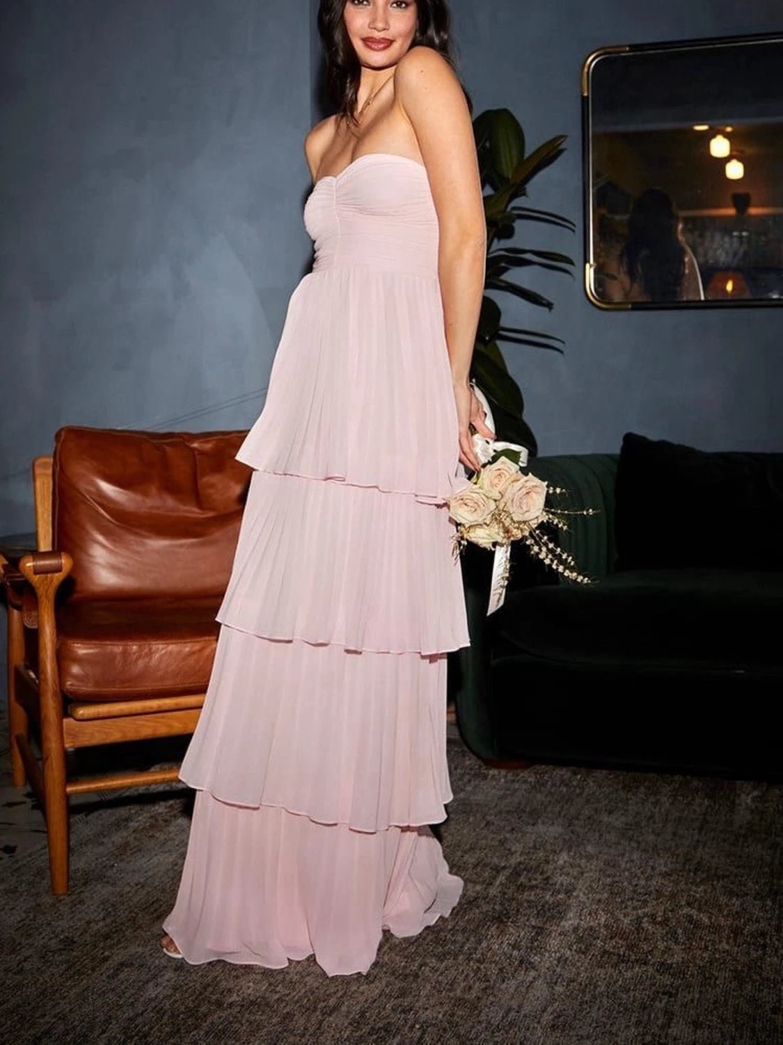 Ljusrosa långklänning med volanger