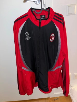 AC Milan Vintage vindjacka - Otroligt skick. Champions leauge edition från säsongen 2007 när de vann Champions leauge. Otroligt skick!