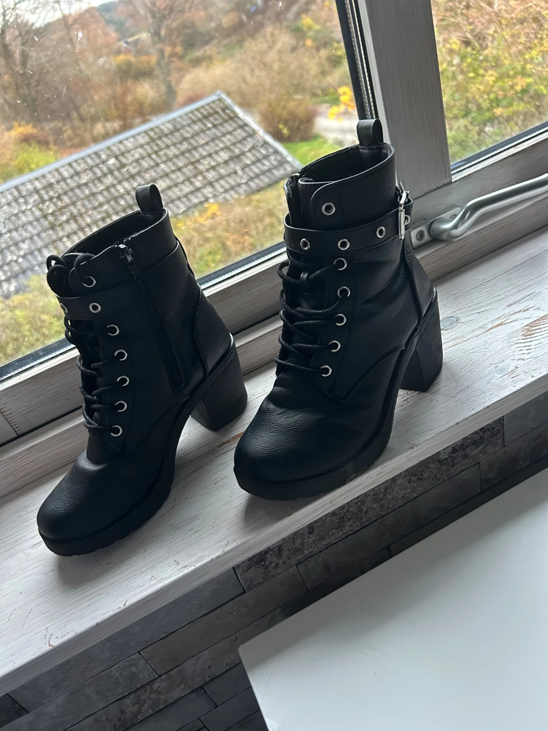 Svarta boots med klack och snörning - 1
