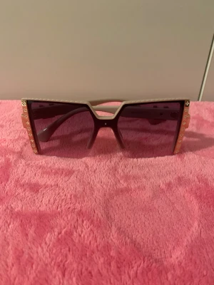 Solglasögon - Nya och oanvända