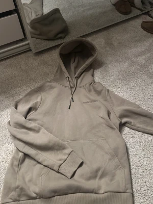 Hoodie från peakperformance - Brun/beige hoodie från peak performance, knappt använd, insidan är jättemjuk