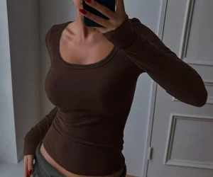 Långärmad brun topp/ tröja  - Storlek S.   OBS! Sista bild är tröjans baksida som framsida 😊