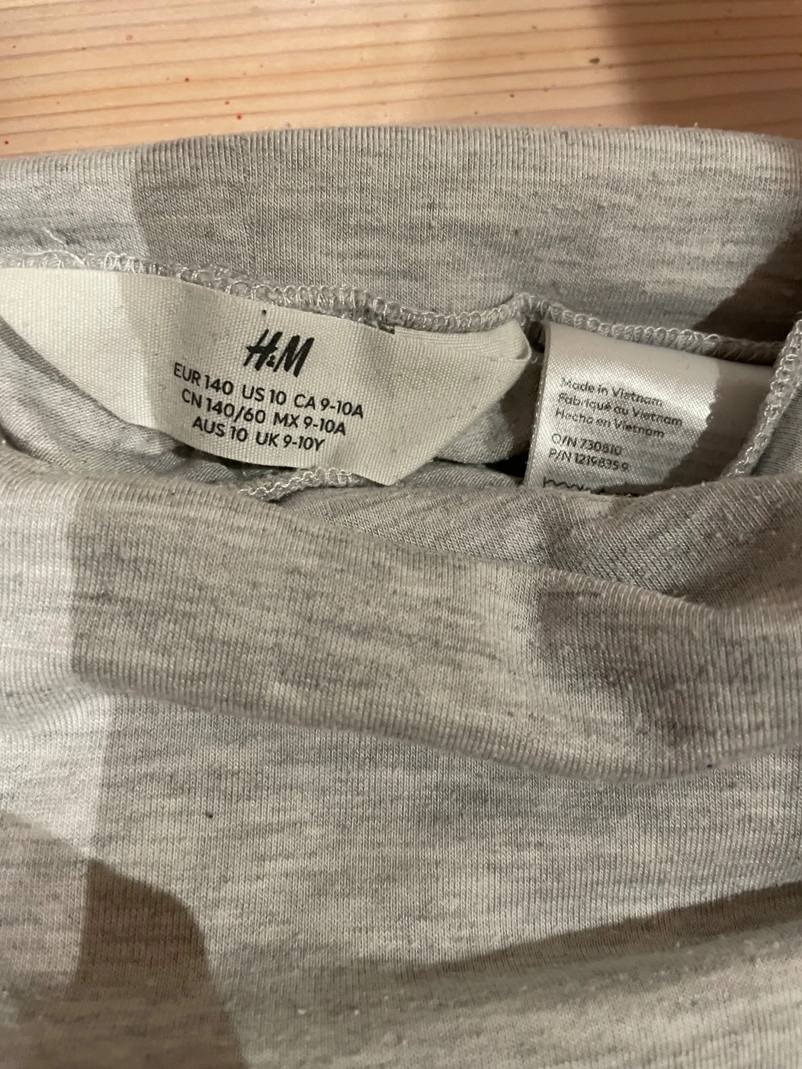 Grå bootcut mjukisbyxor från H&M - 1