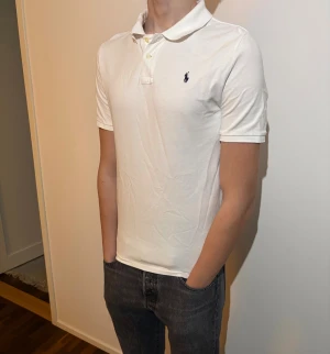Ralph Lauren piké  - Super fin Ralph Lauren pike i vit färg. Superfin färg och har perfekt passform. Storlek xl för barn men sitter som M