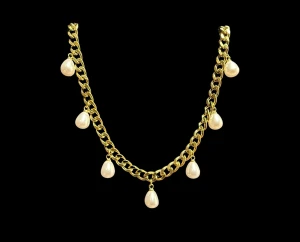 Guldiga halsband med droppformade pärlor - Matchande örhängen finns i en separat annons  Finns även i silverfärg   Material: 14k guldplätering på rostfritt stål Bredd: 6mm Längd: 42-50cm Nickelfria och handgjorda.