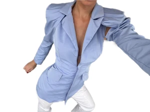 Ljusblå kavaj med axeldetaljer Pretty Little Thing - Mitt coolaste plagg i garderoben! Ljusblå figursydd med så snygga unika detaljer!  Nyskick!! Köpt från Pretty Little Thing i storlek S❄️❄️🩵🩵🩵🩵🩵 Kan skicka redan idag!!