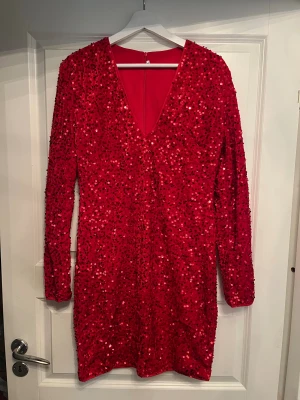 Paljett-klänning  - Säljer denna vackra röda paljettklänning från Shein i storlek L men passar även M. Tight passform med osynlig dragkedja i ryggen. Helt ny, aldrig använd. Skriv gärna för fler bilder eller frågor. Priset kan diskuteras. 