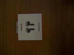 oöppnade Galaxy Buds3 - Samsung Galaxy Buds3 trådlösa hörlurar i originalförpackning. Dem är inte ens öppnade som ni kan se på bilden. Säljer på grund av att de inte används. Kvitto finns såklart.