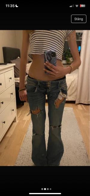 Lågmidjade jeans💕 - Säljer dessa sjukt lågmidjade jeans i storlek xs-158!💞passar någon som är över 160 i längd! Omsydda till coolare jeans! Även omsydda i fickorna så de har coolare fickor! Super fina jeans sällsynta med ett bra skick 