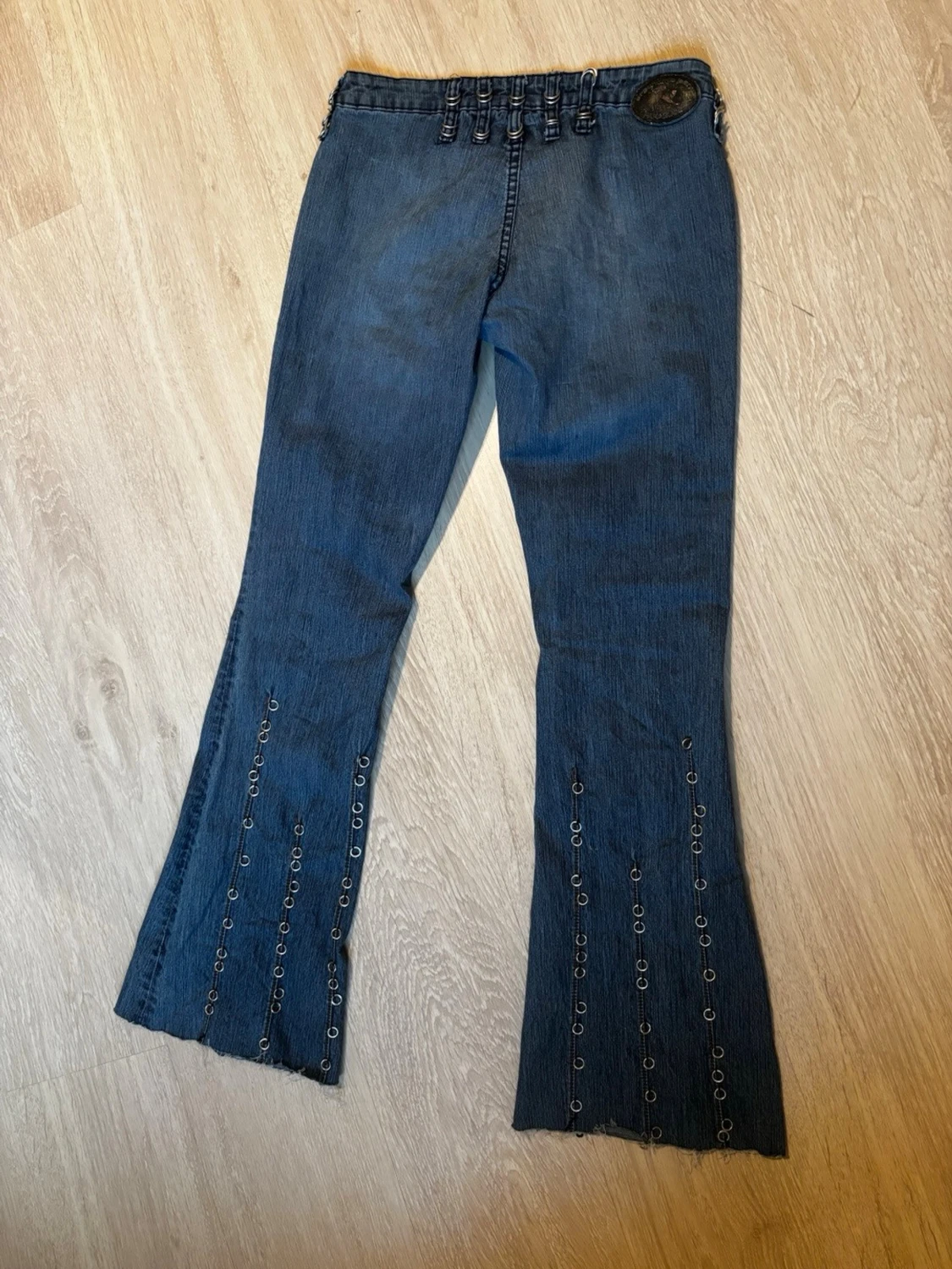Coola lowwaist bootcut jeans med ringdetaljer - 4