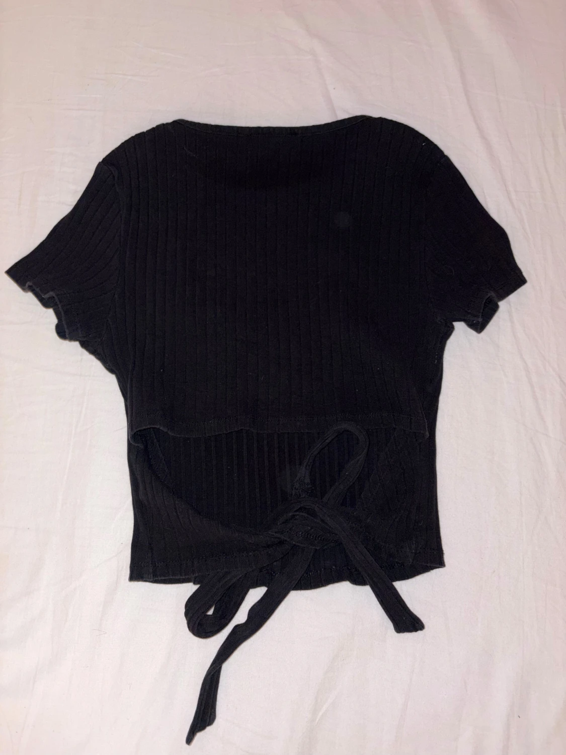 Svart ribbad topp med knyt - 1