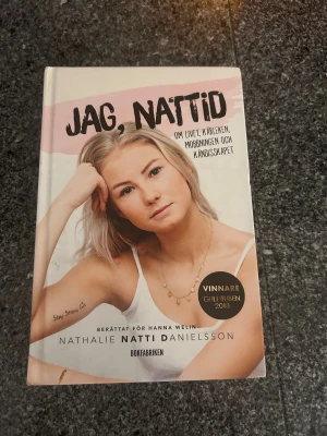 Jag, Nattid - En inspirerande bok om Nathalies liv, utanförskap, mobbning, kärlek och kändisskap. Perfekt för unga som vill läsa om att våga vara sig själv, kämpa mot motgångar och få tips om hur man hanterar svåra känslor. Vinnare av Guldtuben 2018.