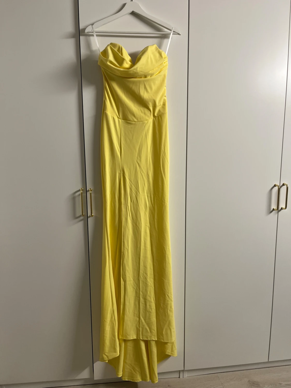 Gul axelbandslös långklänning