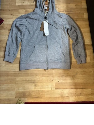 Burberry grå hoodie  - Grå burberry hoodie I storlek L väldigt bra skick och helt ny 