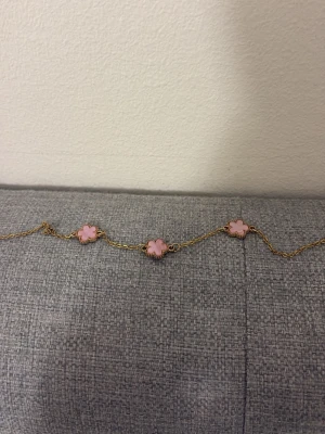 Halsband - Bilden visar ett smycke, stilrent. Perfekt för dig som vill se stilren men ger ändå ett exklusivt utseende 