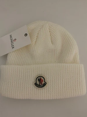 Moncler Mössa - Säljer en helt ny mocler mössa oanvänd. Storlek One Sizw