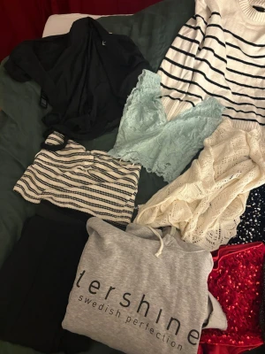 Klädpaket  - Klädpaket med nyårs/festkläder, strandkläder o andra tröjor. En ny tershine hoodie, nya glittriga röda shorts, glittriga tröjor, bikini coverup tröja, söta toppar, kostymbyxor i stretchigt tyg från Kappahl, ny Nelly tröja med knyte i ryggen, randig stickad tröja.  Storlekar från s-m. Pris kan absolut diskuteras 