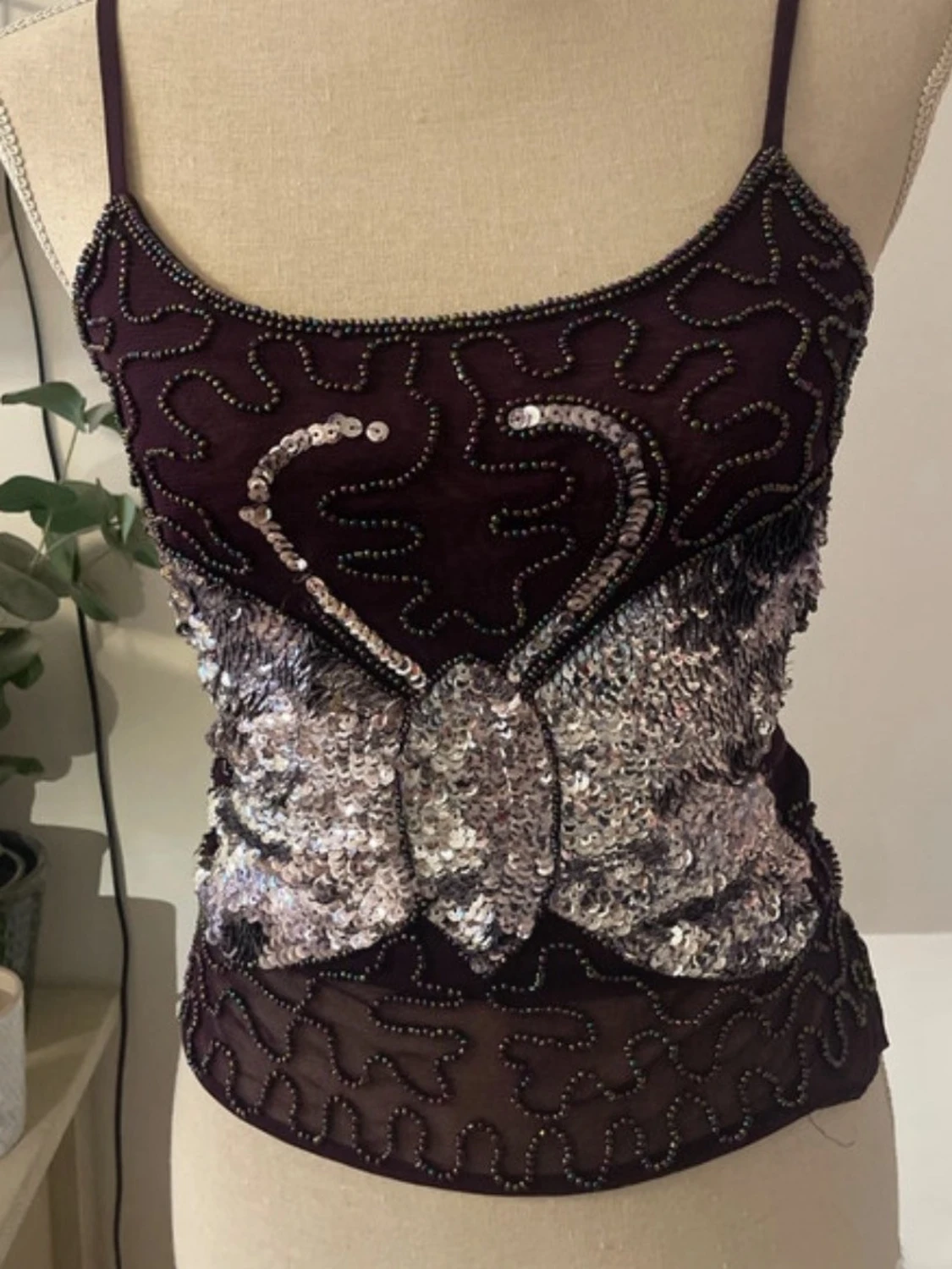 Paljettlinnetopp med fjärilsmotiv