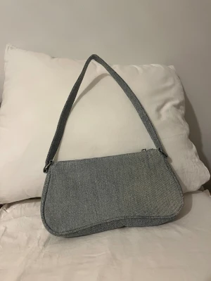 Denim väska - Axelväska använd en gång, silverdragkedja. I gott skick 🙂