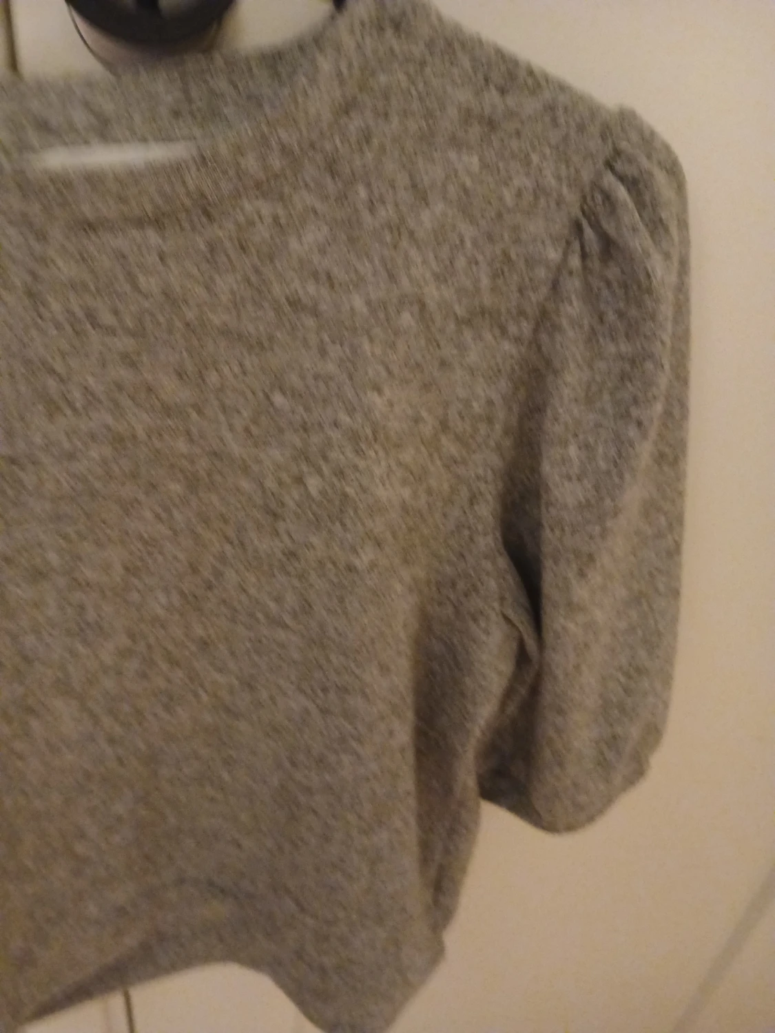 Grå stickad tröja med puffärm - 1