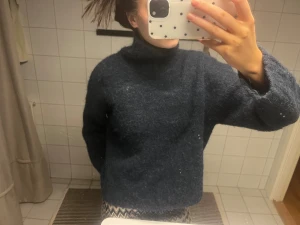 Mörkblå fluffig polotröja  - Jätte varm höst tröja! Inga noppror - jätte fint skick 💕obs spegeln är en aning fläckig… men tröjan har inga fläckar - be om fler bilder vid intresse ☺️