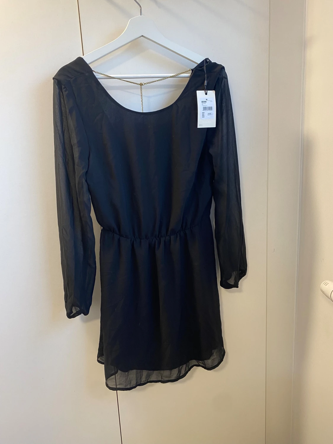 Svart festklänning med öppen rygg  - 1