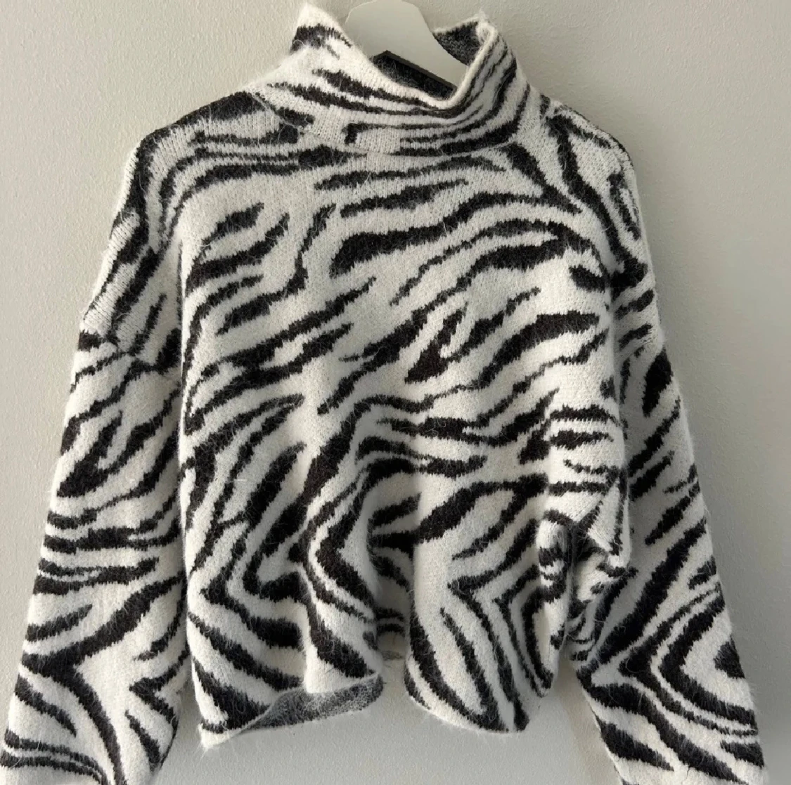 Zebramönstrad polotröja från H&M