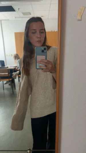 Beige kofta - Populär Beige kofta från gina young. Inte använd super många gånger. Kan absolut skicka fler bilder om det önskas!