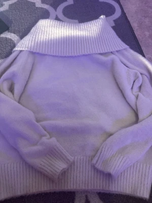 Off shoulder tröja - Super söt offshoudler tröja perfekt för vintern i storlek 134/140. Tröjan passar även mig som oftast har storlek xxs-xs i tröjor pågrund av att den är ganska stretchig. Har använt den ca en gång så finns inga som helst defekter! Hör av dig ifall du har några frågor eller funderingar!💕😊