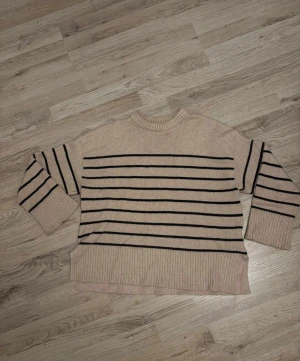 Randig knitted tröja - Använd fåtal gånger men inget som märks. Lite obersized men jättemysig till vintern