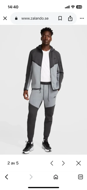 Nike mjukisbyxor i grått och svart från Zalando - Snygga mjukisbyxor från Nike köpta i Zalando storlek S  kofta och M byxor 