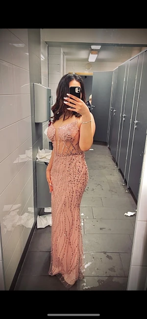 Glittrig långklänning i champagne - Säljer en superfin långklänning i champagnefärg med glittriga paljettdetaljer och transparenta partier. Klänningen har smala axelband, figurnära passform och v-ringning. Perfekt för bal eller festkvällar när du vill sticka ut. Jag köpte den för 3500 men säljer den för 1000 jag tog på mig den bara en gång och inte mer .