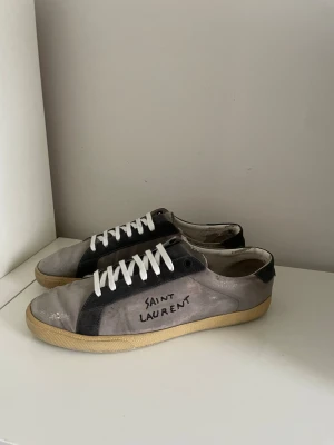 Saint Laurent Skor  - Säljer nu dessa super snygga gråa Saint Laurent skor som har lite slitningar i populär design, skriv för fler bilder/frågor🙌🏼