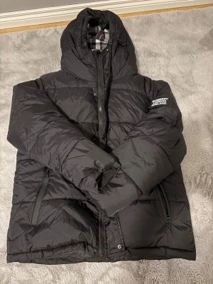 Burberry puffer jacka - Bra burberry jack i gott skick väldigt billigt.