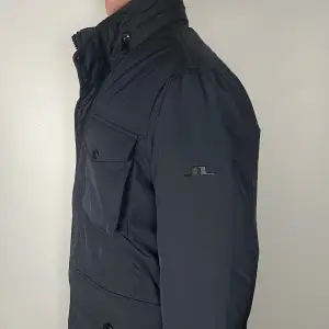 Säljer en riktigt snygg och trendig J.Lindeberg field jacket i nyskick, storlek S, vid frågor är det bara att skriva //Grament